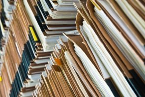 Akten im Regal