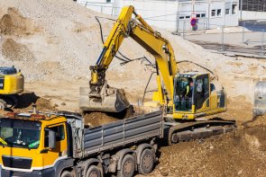 Bagger auf Baustelle bei Erdarbeiten