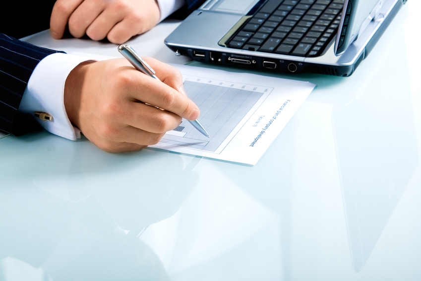 Businessmans hand ready to make notes in a document