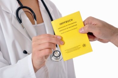 Patient übergibt Impfpass Patient übergibt Impfpass