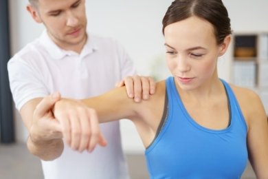 frau wird von einem physiotherapeuten behandelt frau wird von einem physiotherapeuten behandelt