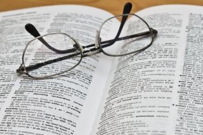 Wörterbuch mit Brille Wörterbuch mit Brille