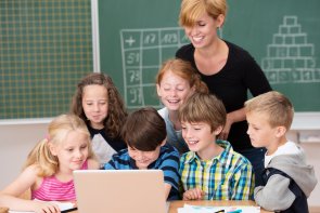 lachende schulkinder schauen auf laptop 112180100000010563.jpg