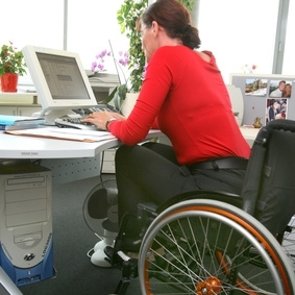 Frau im Rollstuhl