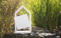 Weißes Haus vor natürlichen Hintergrund mit Textfreiraum Weißes Haus vor natürlichen Hintergrund mit Textfreiraum