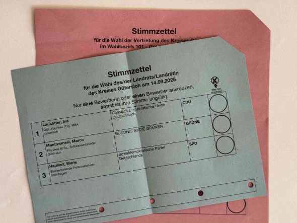 Stimmzettel für Landrats- und Kreistagswahl Stimmzettel in blau für Landrats- und verdeckt in rot für Kreistagswahl