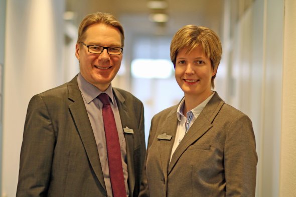 Christina Loth und Björn Haller vom Jobcenter Kreis Gütersloh. Foto: Kreis Gütersloh