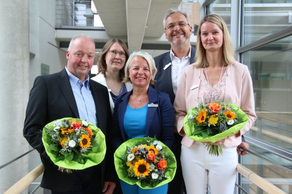 Kreisdirektorin Susanne Koch (2. v. l.) und Personalratsvorsitzender Thomas Haase (2. v. r.) gratulierten den drei Jubilaren (v. l.) Klaus Horstkötter, Ingrid Weitzel und Monika Eblenkamp