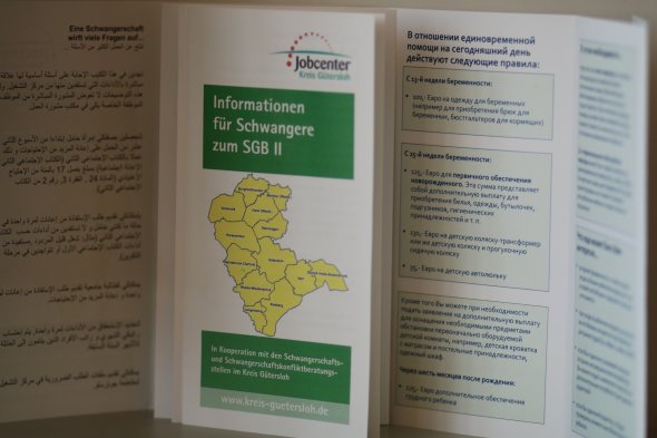 Der Informationsflyer für Schwangere ist in einer deutschen, russischen und arabischen Version erhältlich.