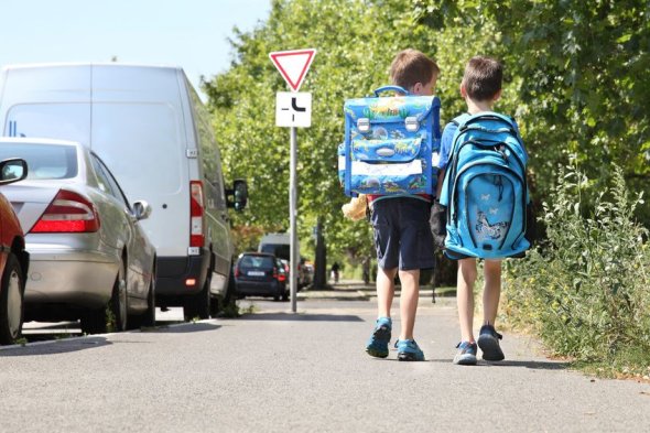 Kinder auf dem weg zur Schule