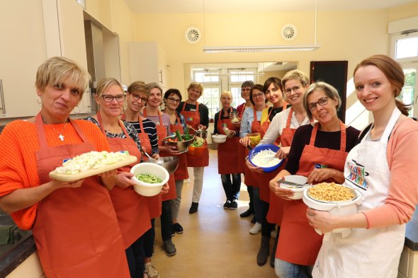 Die Trainerin der bundesweiten Initiative 'Ich kann kochen!' bildete in der Volkshochschule Gütersloh pädagogische Fach- und Lehrkräfte zu Genussbotschaftern aus.