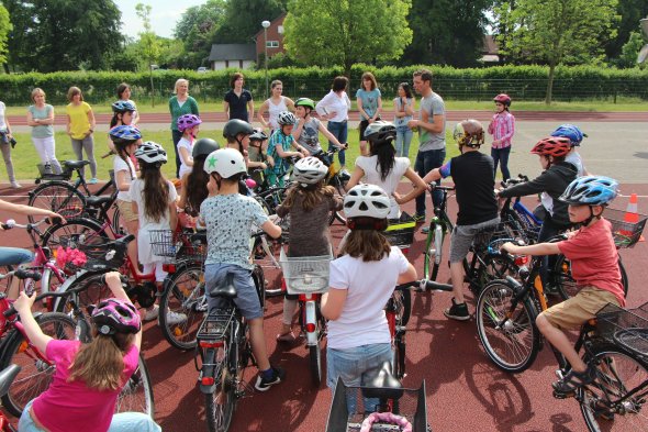 Kinder mit Fahrrad und Helm
