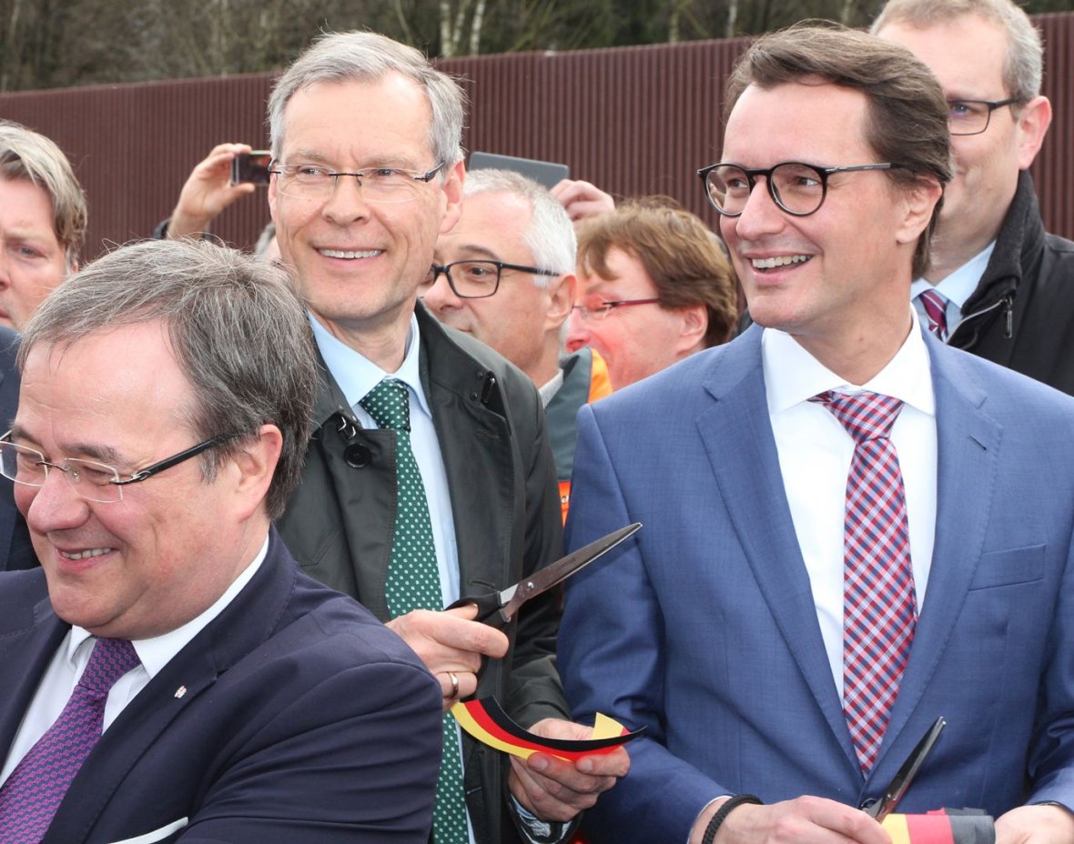 Freuten sich über ein schwarz-rot-goldenes Erinnerungsstück: (von links) NRW-Ministerpräsident Armin Laschet, Landrat Sven-Georg Adenauer und NRW-Verkehrsminister Hendrik Wüst.