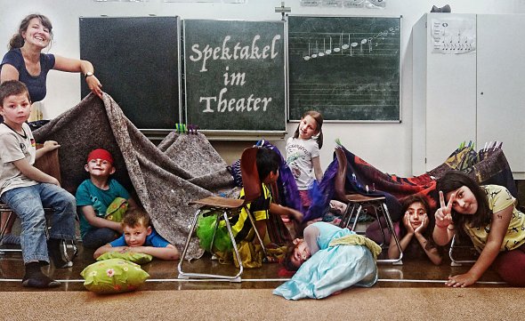 Kinder der Grundschule Blankenhagen proben ihren Auftritt zusammen mit Theaterpädagogin Julia Focke
