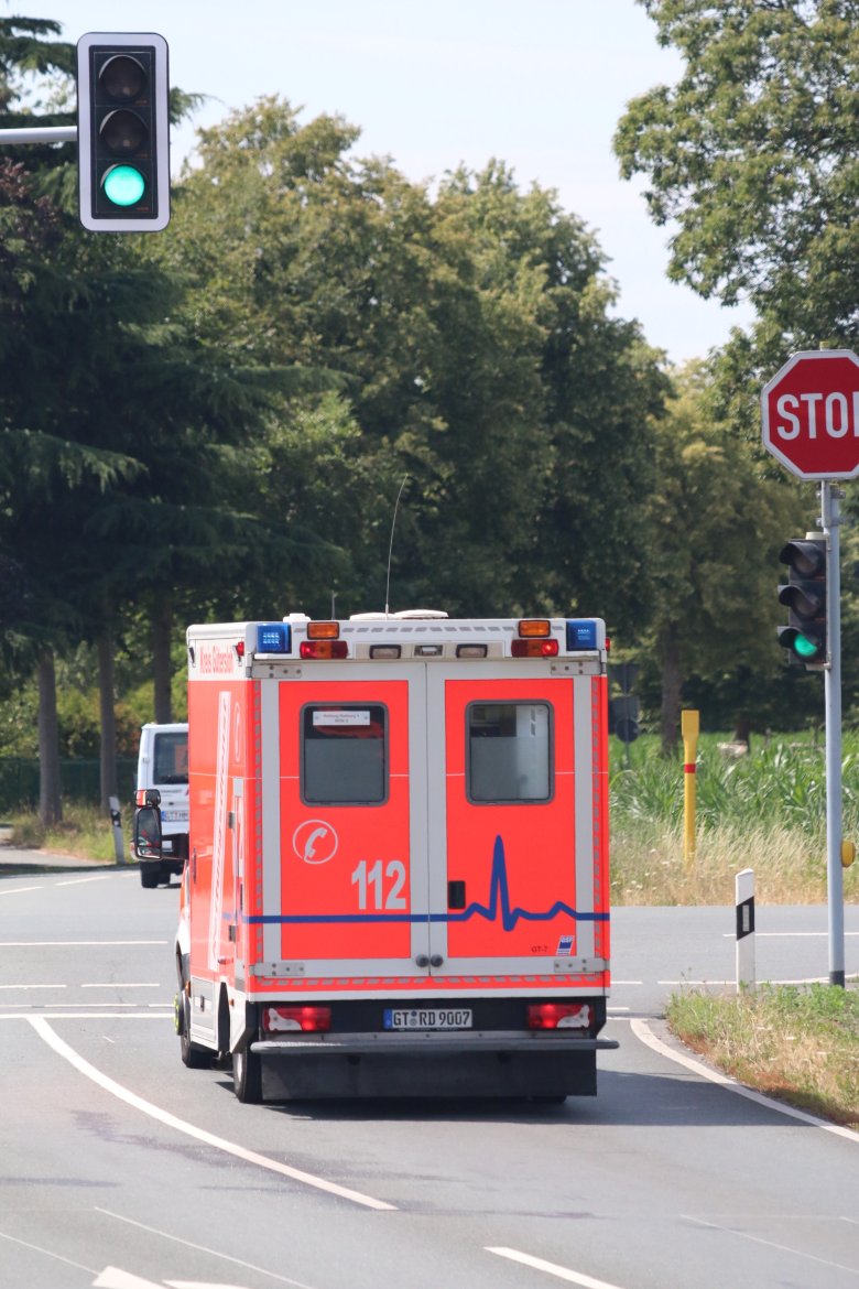 Ein Rettungswagen der Rettungswache Rietberg passiert die Ampel an der B 64 - die Schaltung können die Mitarbeiter neuerdings beeinflussen.