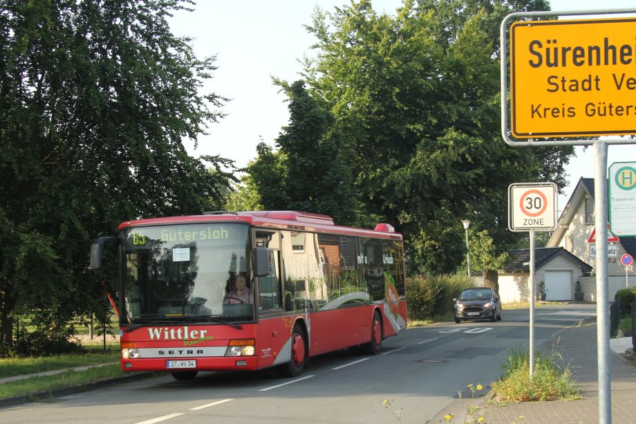 Die Linie 85 in Sürenheide – mit ihr lassen sich zahlreiche große Arbeitgeber erreichen. Ab dem 1. August wird es ein deutlich besseres Angebot geben, die Busse fahren zu Berufsverkehrszeiten im 15-Minuten-Takt und demnächst gibt es auch modernere Fahrzeuge. Foto: Kreis Gütersloh