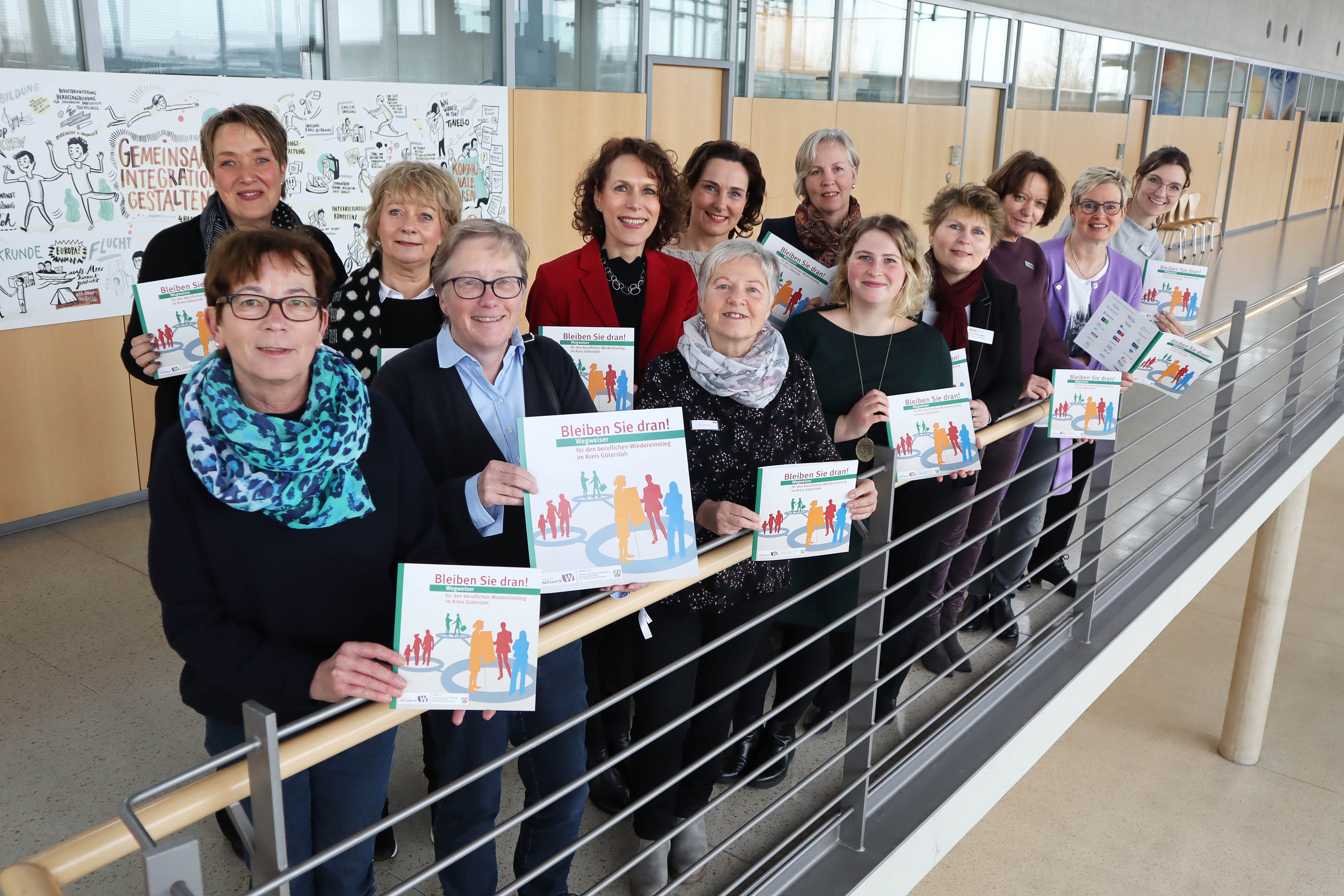 Bleiben Sie dran: Die Mitglieder des Netzwerkes W(iedereinstieg) präsentieren die aktualisierte Broschüre. Das Foto wurde vor der Coronakrise aufgenommen. Foto: Kreis Gütersloh