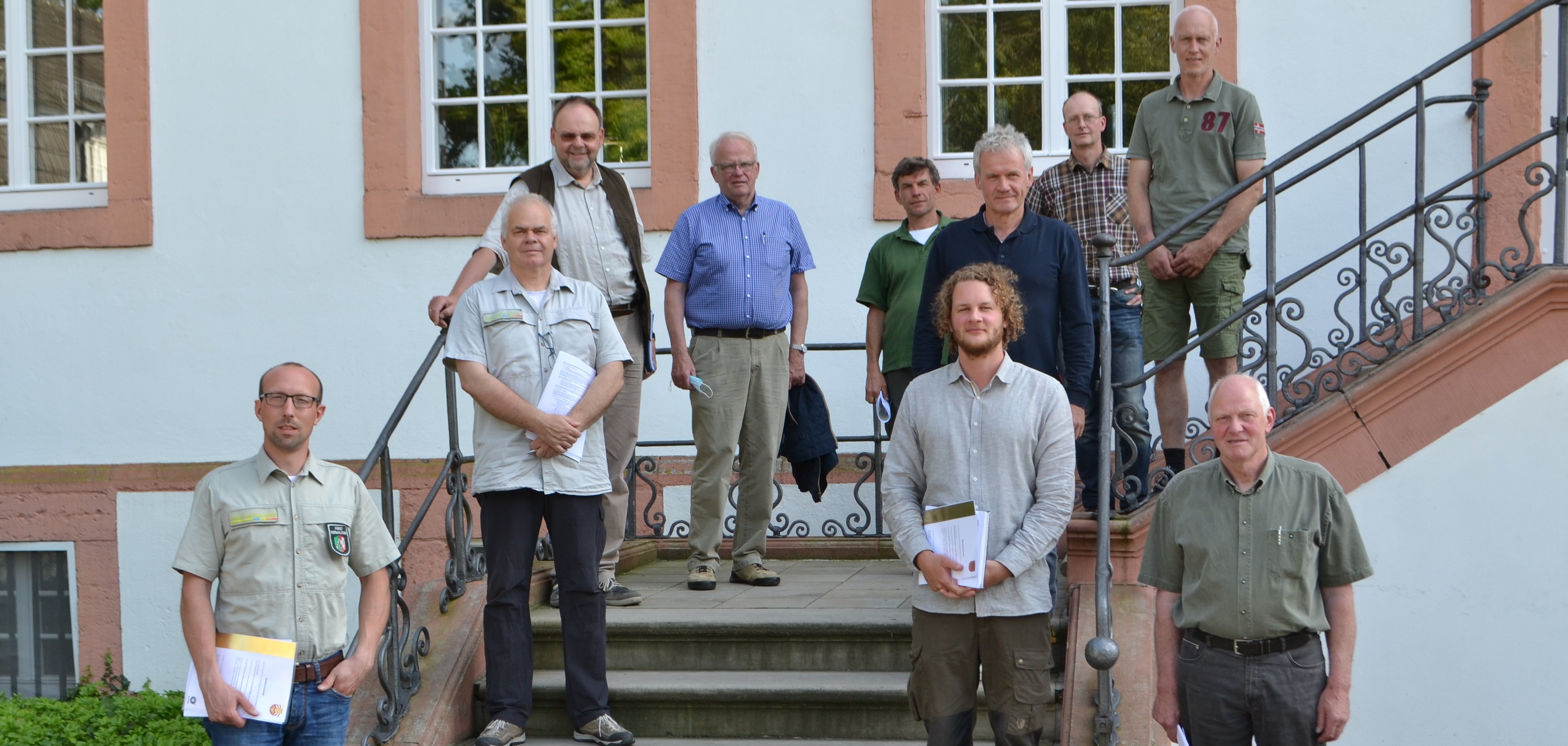 Für fünf Jahre sind die neuen und die alten Wildschadensschätzer bestellt (v.l.): Felix Rosinski, Markus Rübsamen, Dr. Wolfgang Schwentker (Leiter der Abteilung Ordnung, Kreis Gütersloh) Alfons Stammeier (Kreisjagdberater), Dieter Wortmeier, Julian Schütz, Christoph Bühlmeyer, Jürgen Schierenbeck, Dirk Baumeister, Heiner Luttermann. 