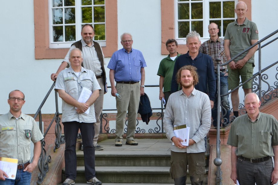 Für fünf Jahre sind die neuen und die alten Wildschadensschätzer bestellt (v.l.): Felix Rosinski, Markus Rübsamen, Dr. Wolfgang Schwentker (Leiter der Abteilung Ordnung, Kreis Gütersloh) Alfons Stammeier (Kreisjagdberater), Dieter Wortmeier, Julian Schütz, Christoph Bühlmeyer, Jürgen Schierenbeck, Dirk Baumeister, Heiner Luttermann. 