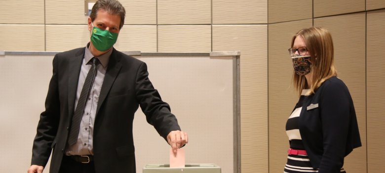 Bei einigen Abstimmungen wurde per Stimmzettel und in geheimer Wahl abgestimmt. Hier der neue stellvertretende Landrat Thorsten Schmolke (Bündnis 90/ DIE GRÜNEN) mit Ann-Kathrin Peek vom Büro des Kreistags. 
