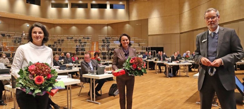 Wurden von Landrat Sven-Georg Adenauer (r.) verabschiedet als stellvertretende Landrätinnen (v.l.): Elvan Korkmaz-Emre (SPD) und Elke-Maria Hardieck (CDU). Dem Kreistag gehören sie weiterhin an. 