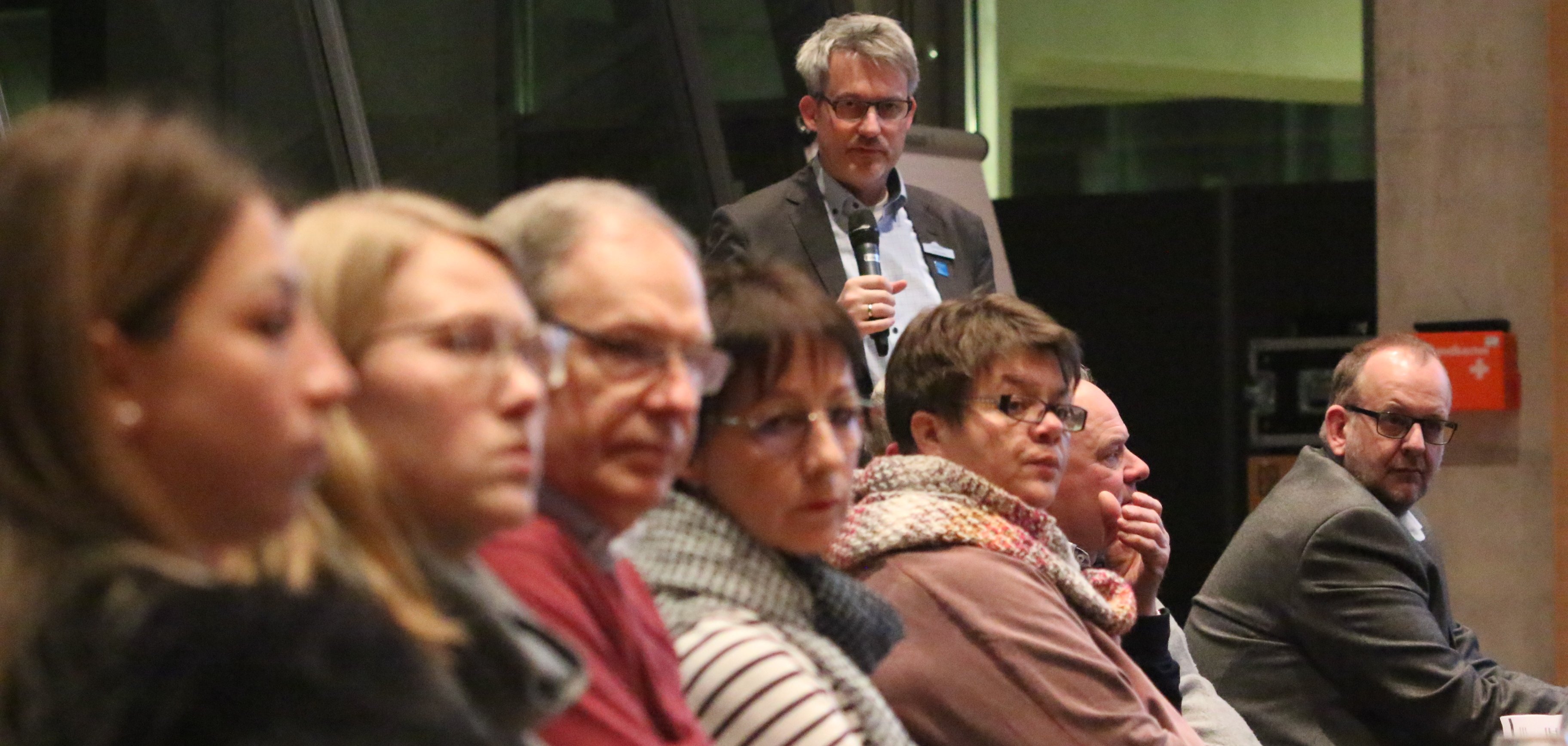 Jürgen Blomeier vom Jobcenter Kreis Gütersloh (mit Mikro) beantwortete zusammen mit Timo Horstmann Fragen der Teilnehmer. 