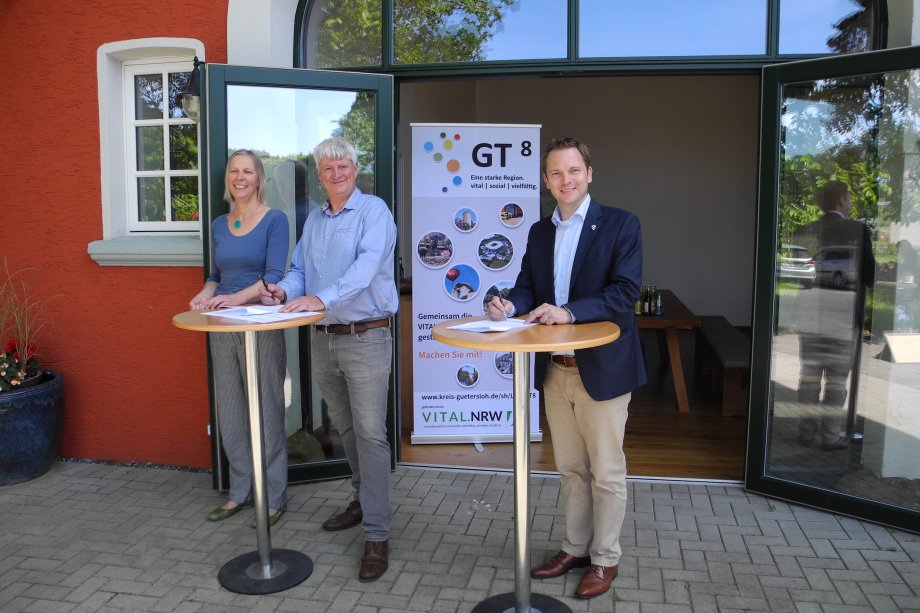 Vertragsabschluss zwischen der LAG GT8 und dem Biobauernmarkt Hoffmeier (v.l.) Pirjo Susanne Schack, Matthias Hoffmeier und Bürgermeister Michael Meyer-Hermann. 