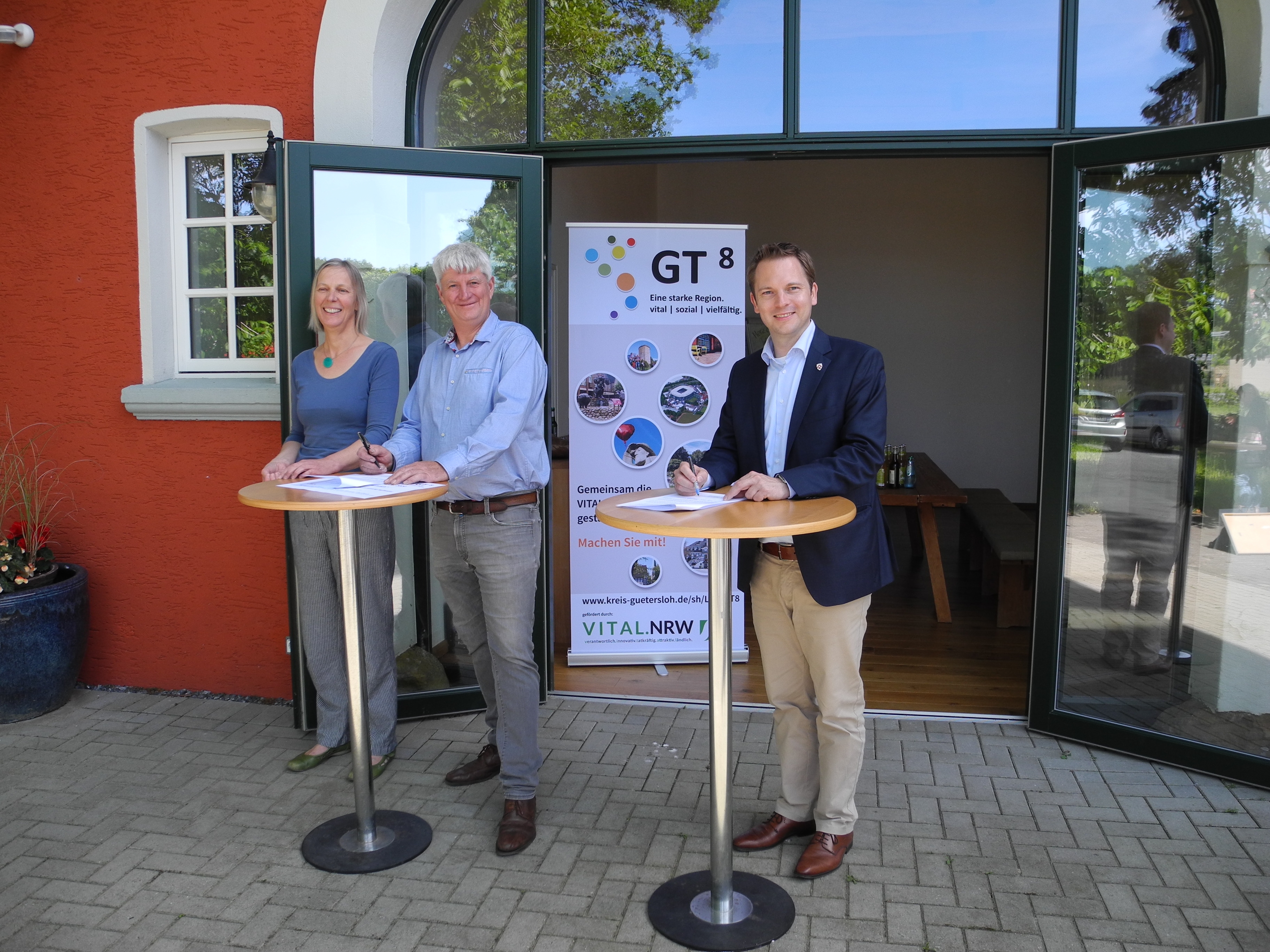 Vertragsabschluss zwischen der LAG GT8 und dem Biobauernmarkt Hoffmeier (v.l.) Pirjo Susanne Schack, Matthias Hoffmeier und Bürgermeister Michael Meyer-Hermann. 