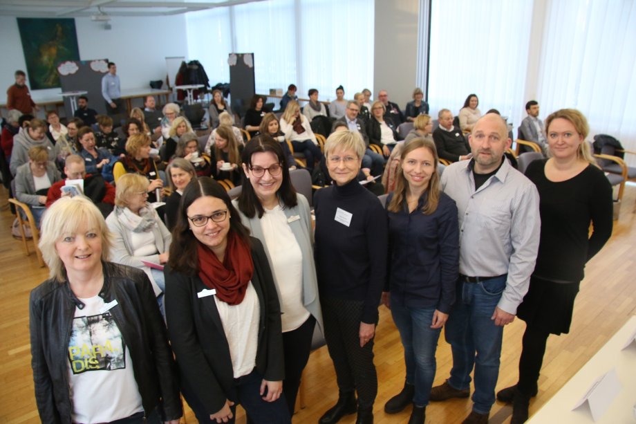 Begrüßten die Teilnehmer im großen Sitzungssaal im Kreishaus Wieden-brück (v.l.): Margarete Brunsmann, Monika Brummel, Judith Schmitz (alle Kreis Gütersloh) sowie Helga Reinisch, Kristin Rolke, Dirk Eickmeyer und Sonja Bergenthal (alle vom Regionalbüro Alter, Pflege und Demenz OWL). 