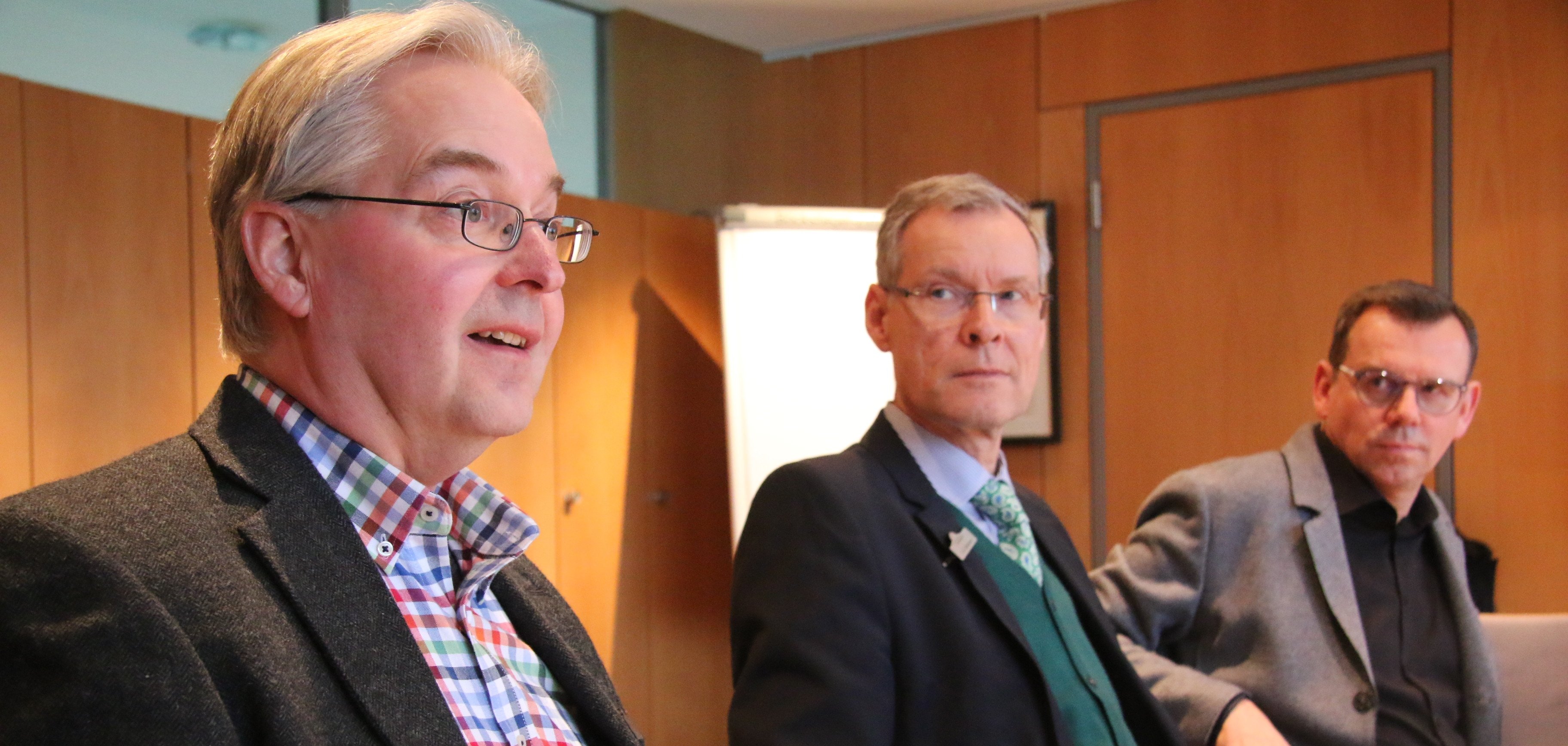 Dr. Reinhard Michels, Landrat Sven-Georg Adenauer und Dezernent Thomas Kuhlbusch (v.l.) informierten bei einem Pressegespräch über den vermeintlichen Coronafall und die Informationspolitik des Kreises. 