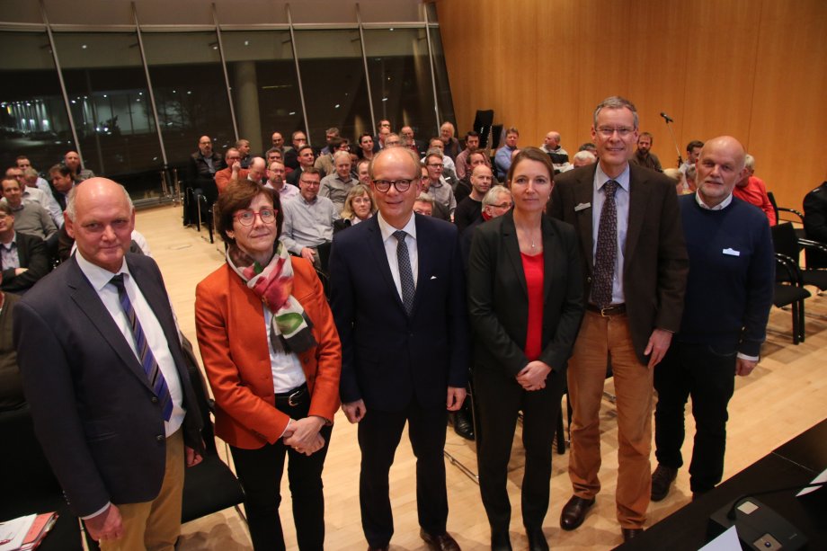 Diskutierten mit 120 Vertretern von Schützenvereinen und Kommunen im Kreishaus Gütersloh (v.l.): Hermann-Josef Pierenkemper, Dr. Elke Stöcker-Meier, Landtags-präsident André Kuper, Julia Möllerherm, Landrat Sven-Georg Adenauer und Bernhard Bußwinkel.