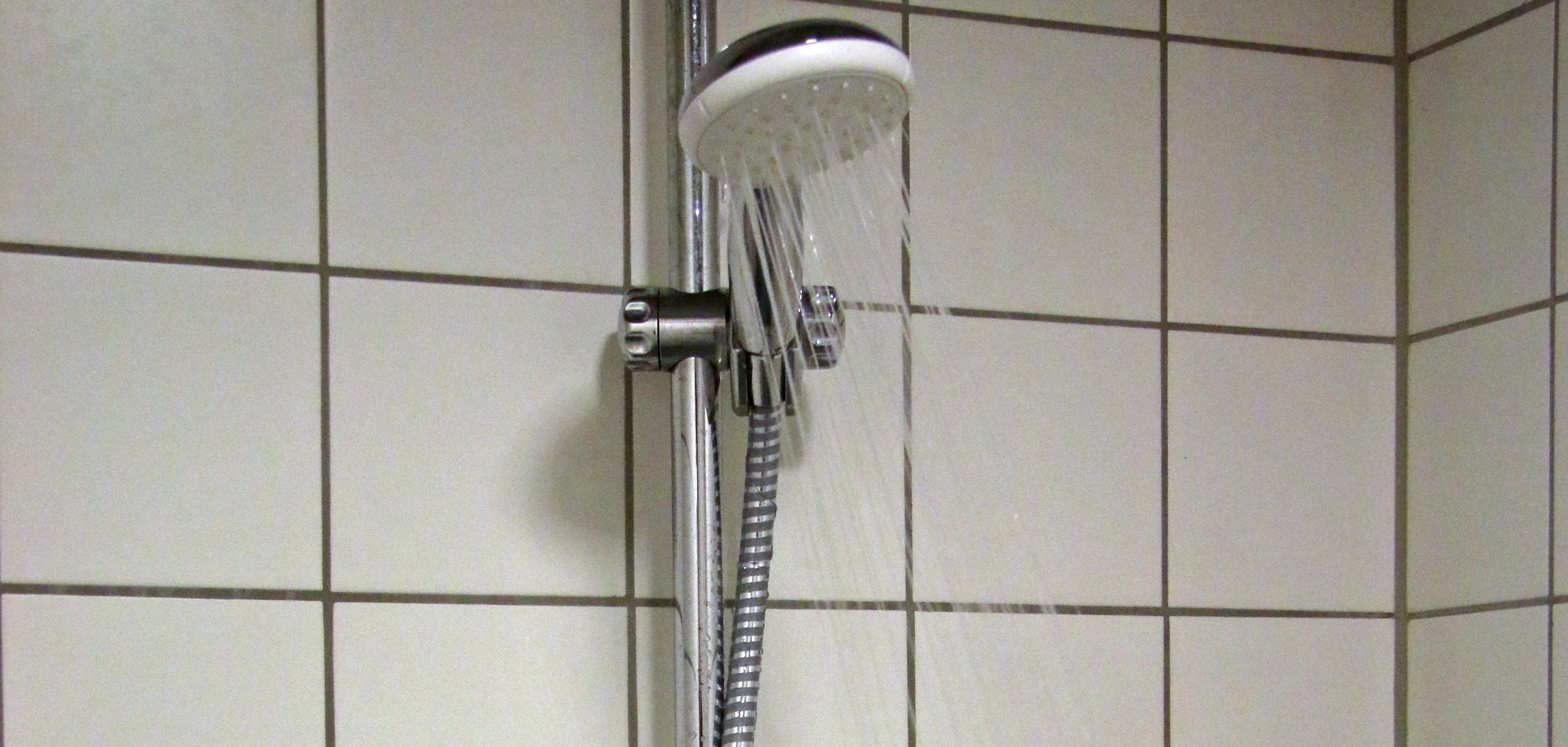 Sind Trinkwasserinstallationen, beispielsweise Duschen in Sportstätten, lange nicht in Betrieb gewesen, können sich Bakterien oder Legionellen gebildet haben.