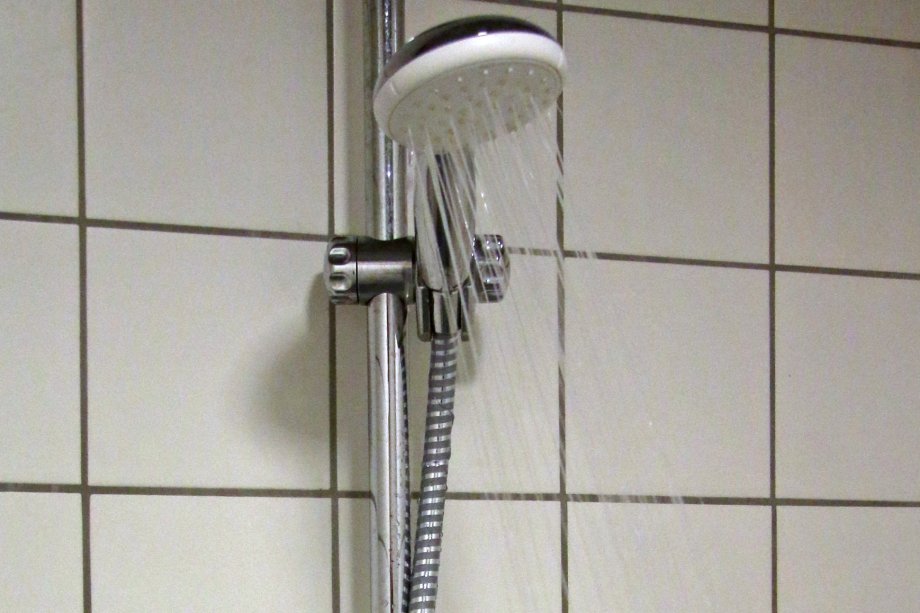 Sind Trinkwasserinstallationen, beispielsweise Duschen in Sportstätten, lange nicht in Betrieb gewesen, können sich Bakterien oder Legionellen gebildet haben.