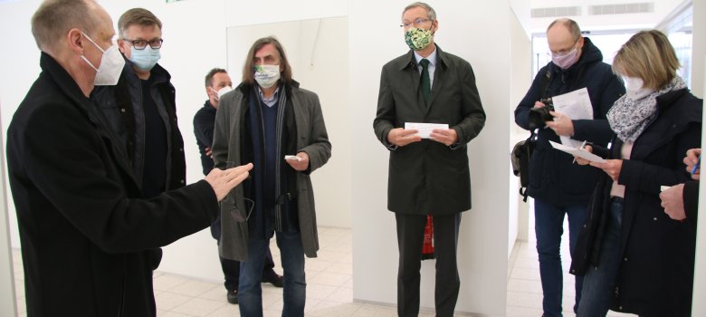 Dr. Heinrich Michael Hanraths (KVWL), ärztlicher leiter des Impfzentrums, stellte zusammen mit Bernhard Riepe (l.) Leiter des Impfzentrums Kreis Gütersloh, Medienvertretern, Bürgermeister Norbert Morkes (Gütersloh) und Landrat Sven-Georg Adenauer (v.l.) das Impfzentrum vor. 
