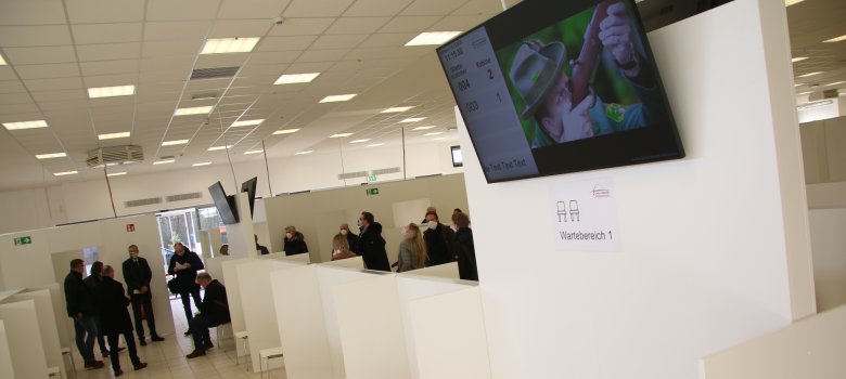 Das Impfzentrum Kreis Gütersloh ist fertig. Hier der Wartebereich vor der ärztlichen Beratung. Im Wartebereich hängen Monitore, auf denen gestern bei der Präsentation der Imagefilm des Kreises Gütersloh lief, den die pro Wirtschaft GT produziert hat.