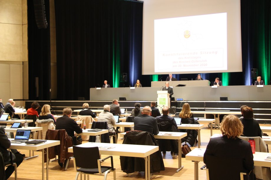 Der Kreistag bei seiner konstituierenden Sitzung in der Stadthalle Gütersloh.