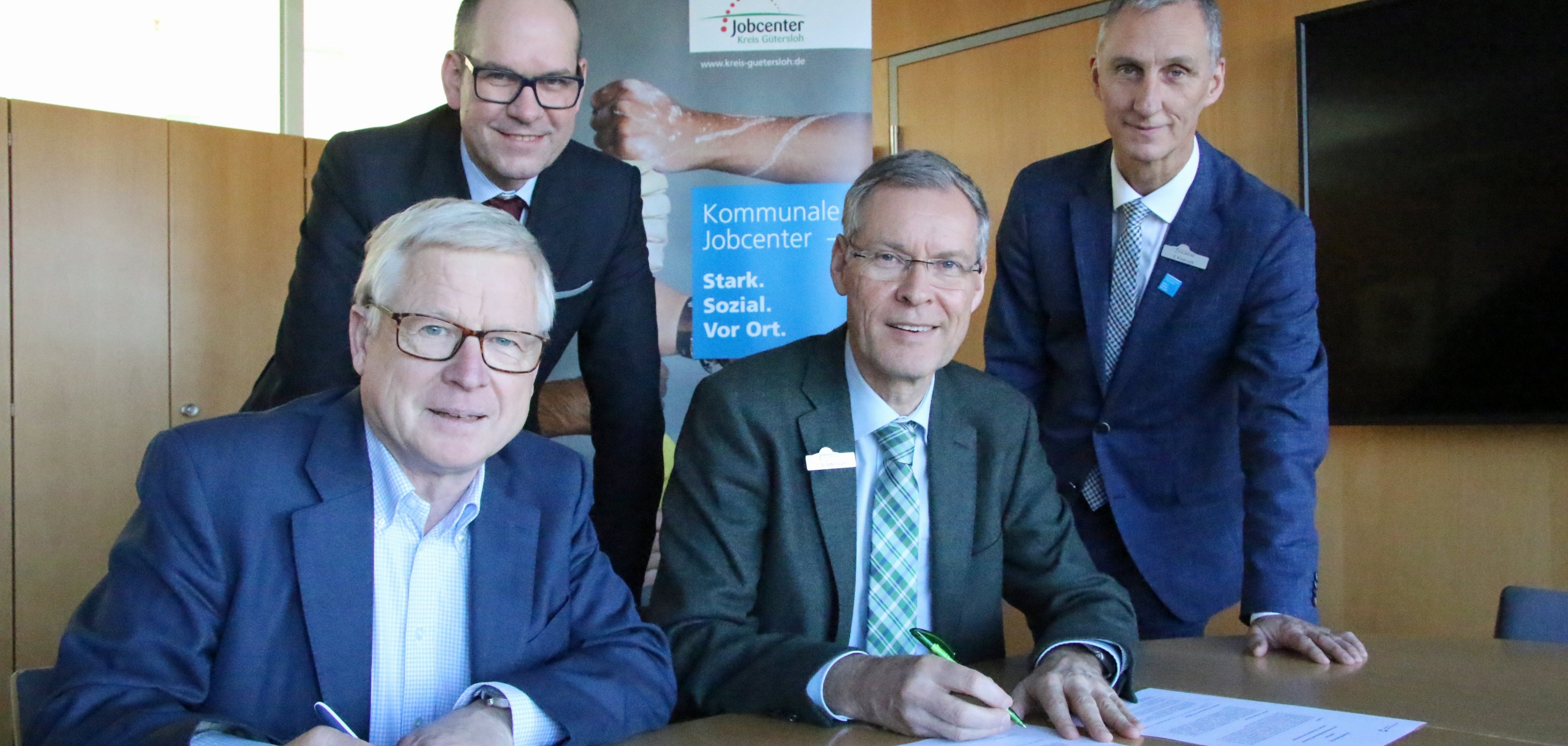 Unterschrieben den Kooperationsvertrag im Kreishaus Gütersloh (vorne, v.l.): Georg Effertz, stellvertretender Kreishandwerksmeister, und Landrat Sven-Georg Adenauer. Fred Kupczyk (r.), Dezernent Jobcenter, und Ale-xander Kostka, Geschäftsführer der Kreishandwerkerschaft, werden dafür zuständig sein, die Kooperation mit Leben zu füllen.