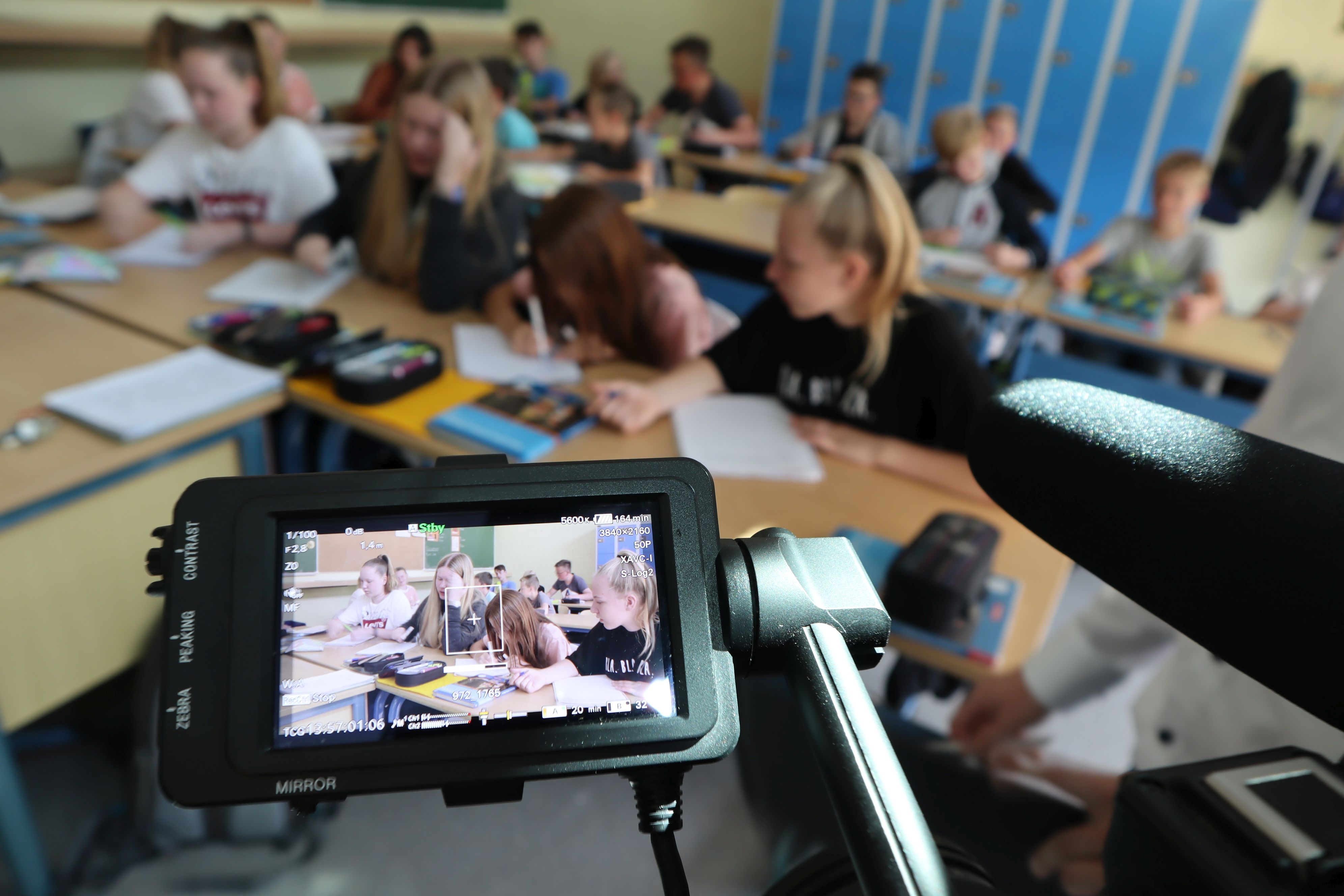 Dreh-Arbeiten zu den Erklär-Videos aus dem vergangenen Jahr in der Peter-August-Böckstiegel-Gesamtschule
