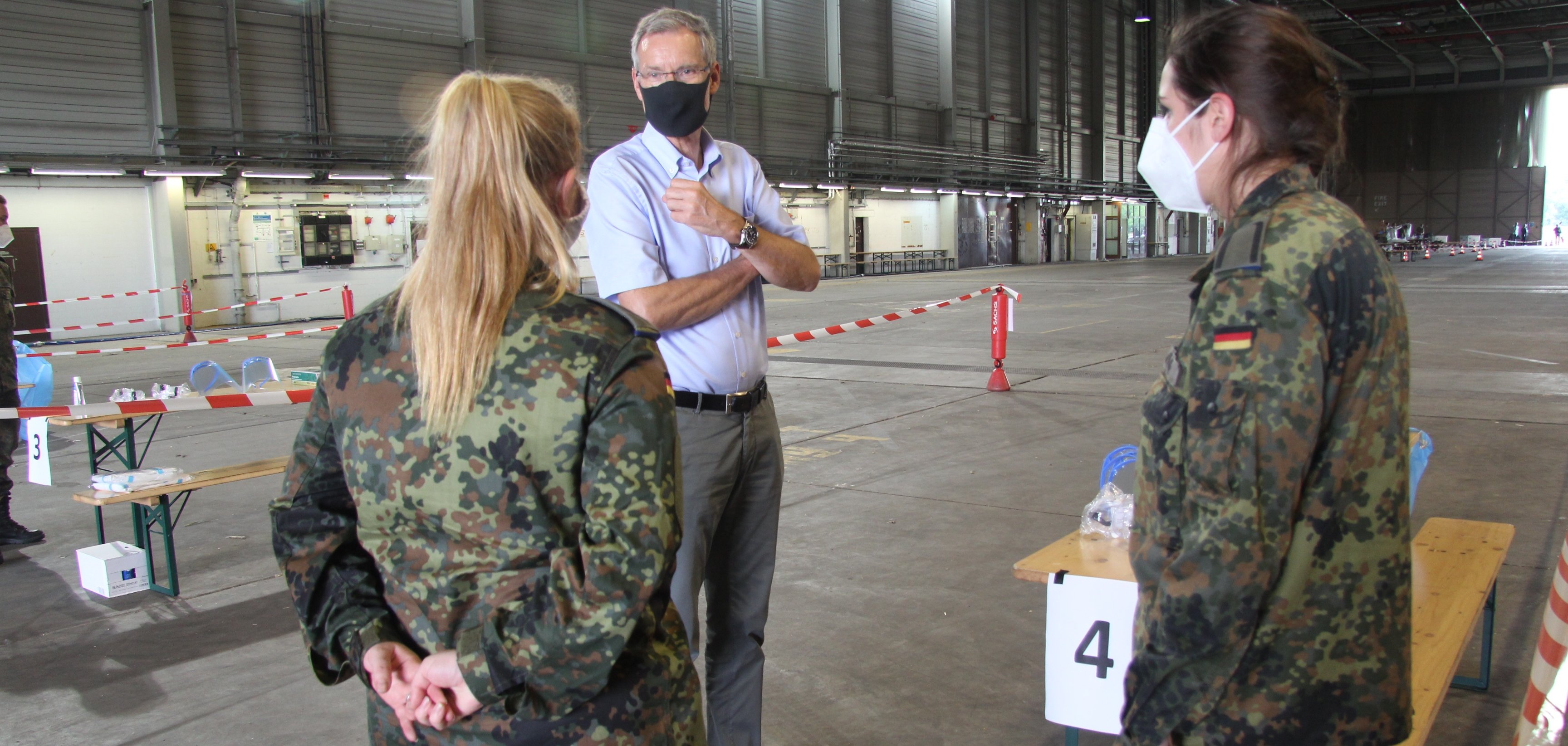 Landrat Adenauer informiert im gestern neu eröffneten Testzentrum auf dem Flughafen.