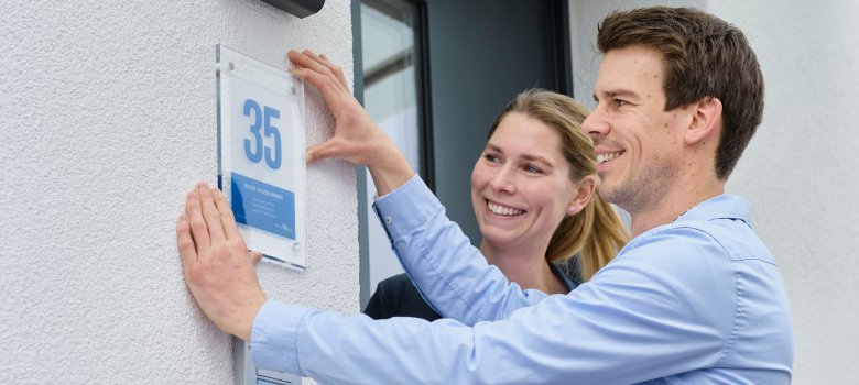 Ehepaar Lara und Manuel Bünte mit der Blauen Hausnummer