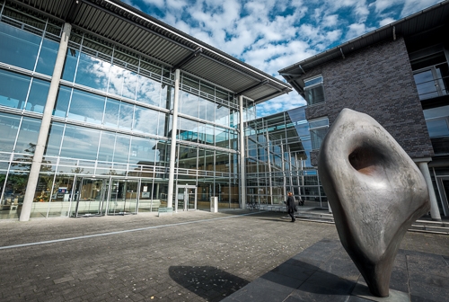 Die Mitarbeiterinnen und Mitarbeiter in den Dienststellen der Kreisverwal-tung, hier das Kreishaus Gütersloh, stehen den Bürgerinnen und Bürgern ab Montag wieder in größerem Umfang zur Verfügung. Allerdings ist es nötig, vorher einen Termin vereinbart zu haben. Die Türen der Dienststellen blei-ben geschlossen, wer einen Termin hat, wird abgeholt. 