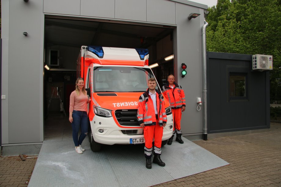 Ein kleiner Teil des Teams der Rettungswache Clarholz (v.l.): Stellvertreten-de Rettungswachenleiterin Merle Heemeier und die Einsatzkräfte Niclas Krautwald und Hendrik Johannwille.