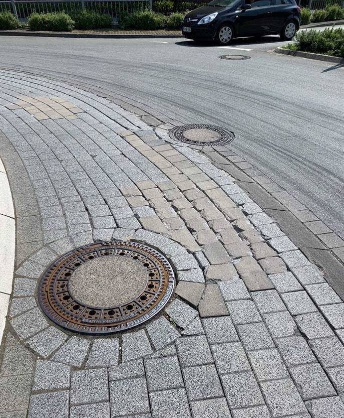 Dieses Pflaster kann nicht mehr saniert werden und wird gegen eine Beton-fläche ersetzt.