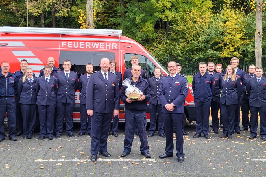 Kreisbrandmeister Dietmar Holtkemper (vorne l.) und Marcel Busche (vorne r.), stellvertretender Leiter der Kreisfeuerwehrschule Gütersloh, verabschiedeten Hans Kniesel in großer Runde. Foto: FW Kreis Gütersloh