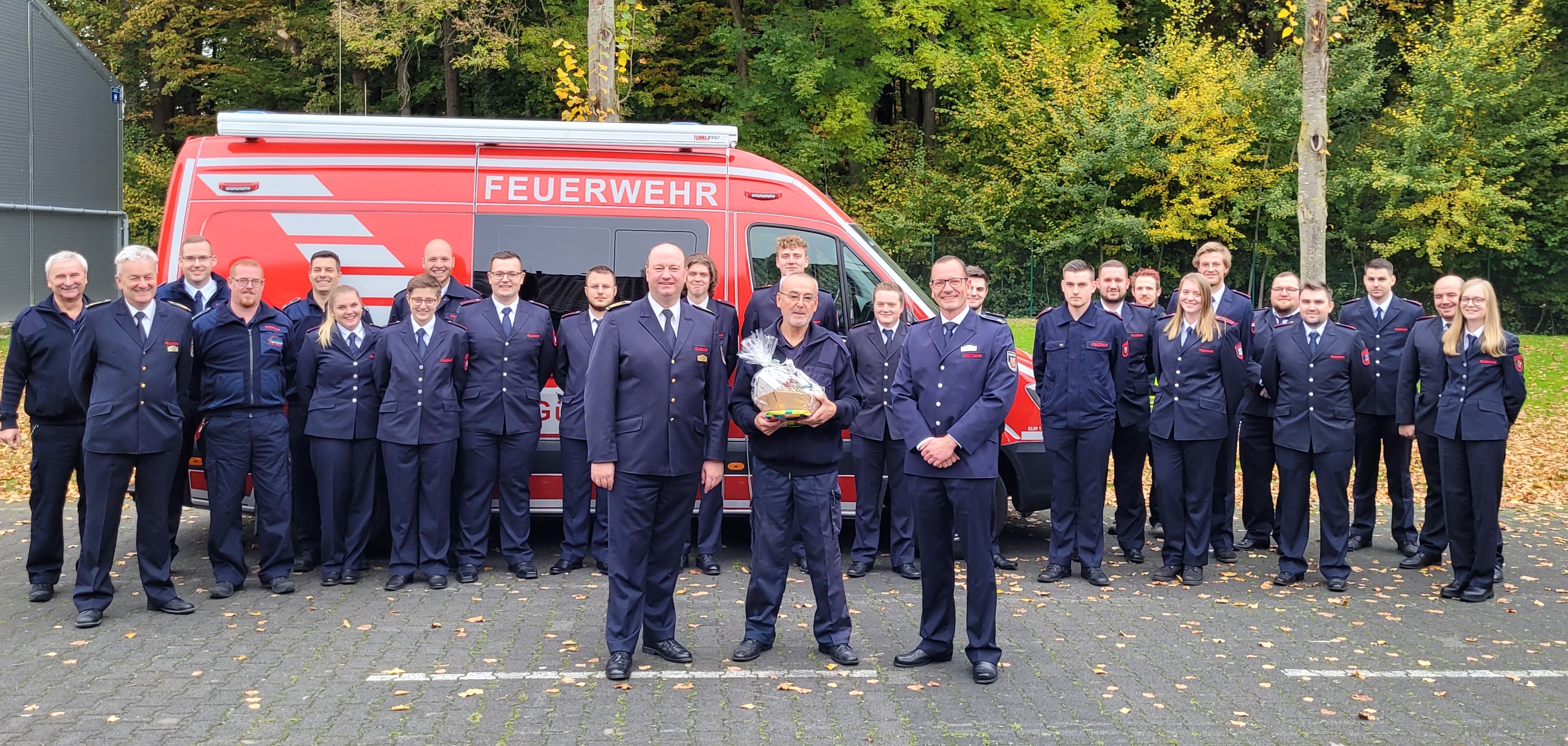 Kreisbrandmeister Dietmar Holtkemper (vorne l.) und Marcel Busche (vorne r.), stellvertretender Leiter der Kreisfeuerwehrschule Gütersloh, verabschiedeten Hans Kniesel in großer Runde. Foto: FW Kreis Gütersloh