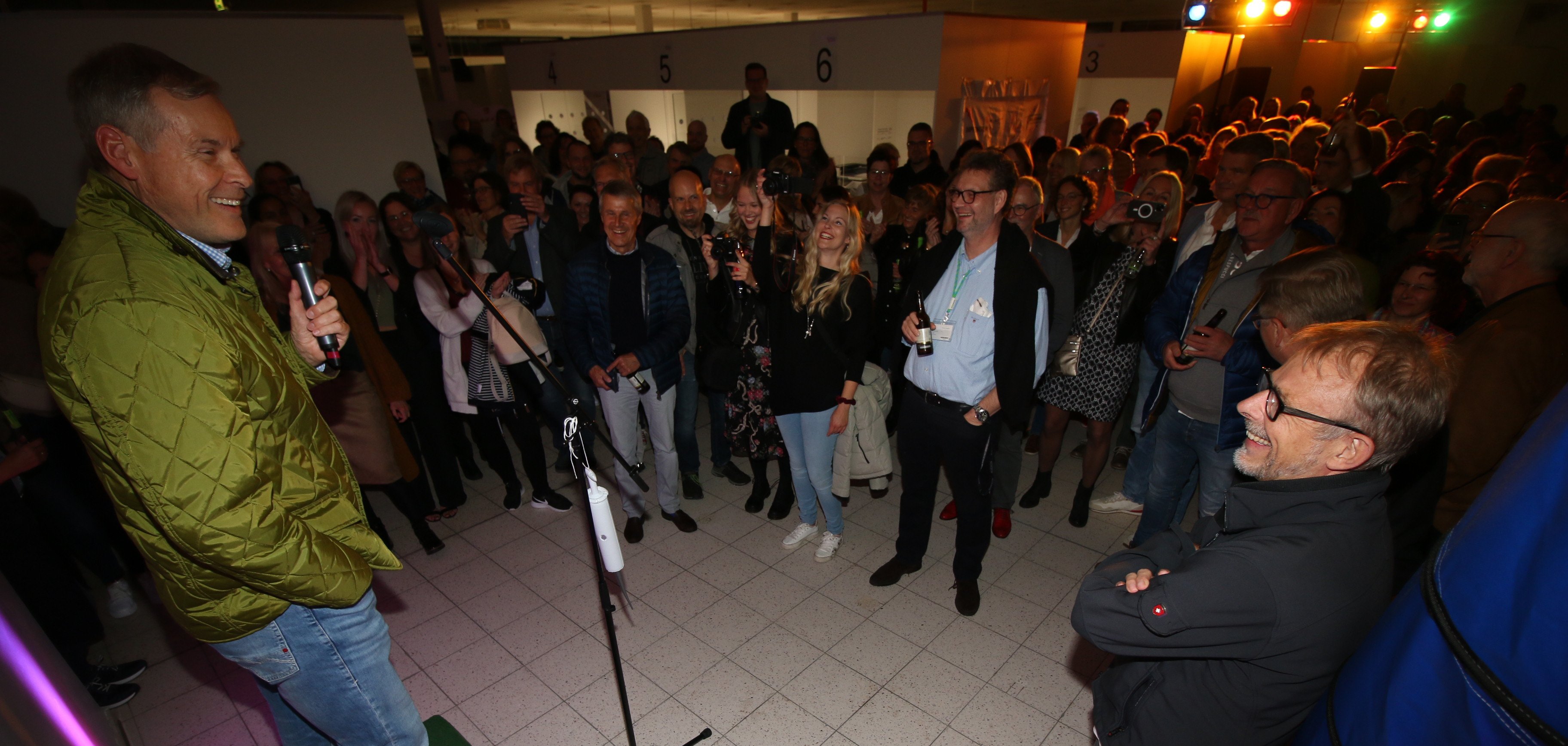 Landrat Sven-Georg Adenauer bedankt sich im Diskolicht – Spaß hat nicht nur Krisenstabsleiter Frank Scheffer (r.).