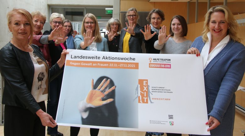 Gleichstellungsbeauftragte im Kreis Gütersloh zeigen das Plakat zur Aktionswoche Gegen Gewalt an Frauen