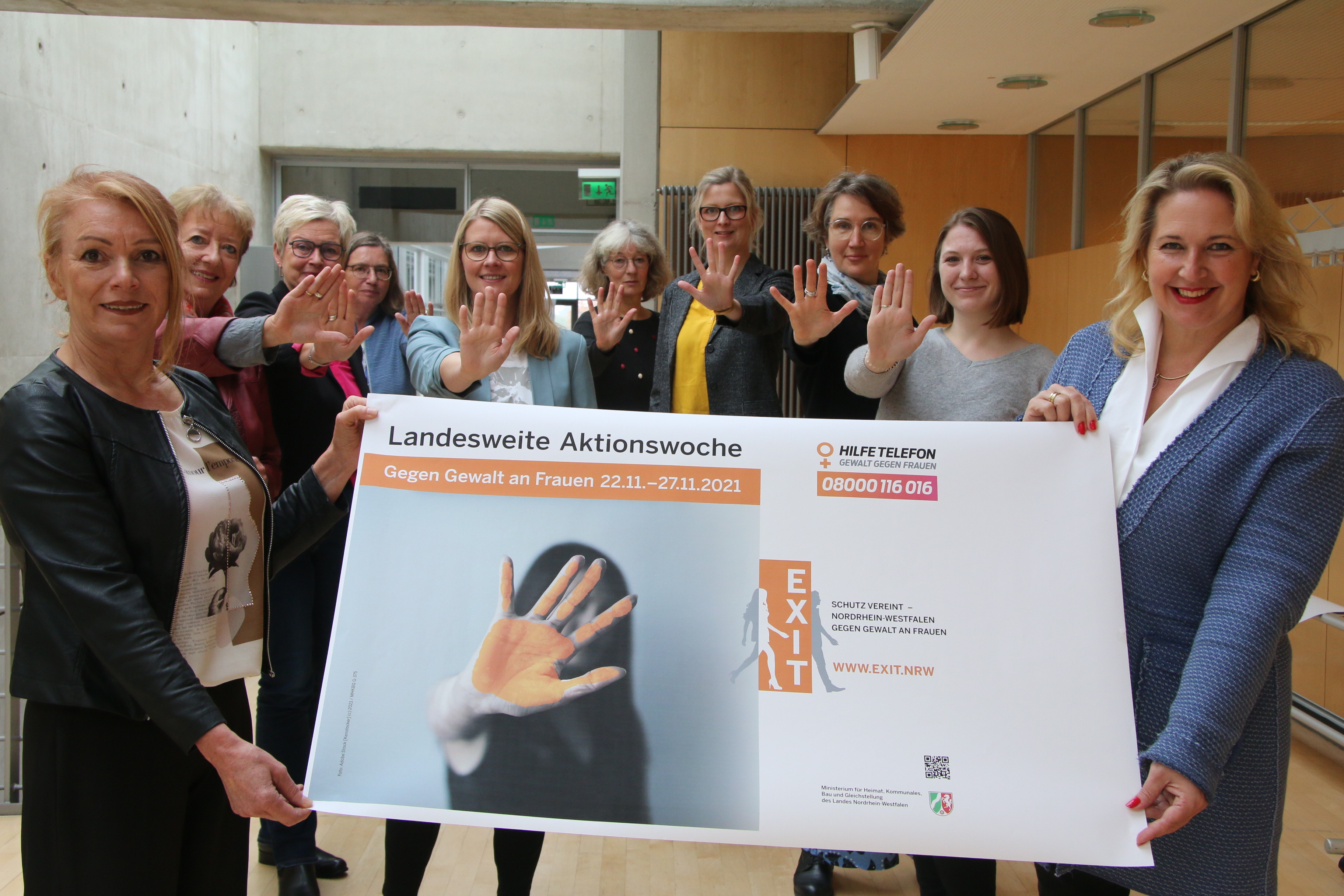 Gleichstellungsbeauftragte im Kreis Gütersloh zeigen das Plakat zur Aktionswoche Gegen Gewalt an Frauen Gleichstellungsbeauftragte im Kreis Gütersloh zeigen das Plakat zur Aktionswoche Gegen Gewalt an Frauen