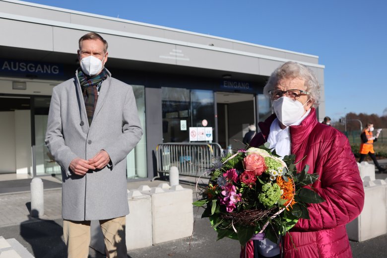 Landrat Adenauer mit Elisabeth Köhn vor dem Impfzentrum.