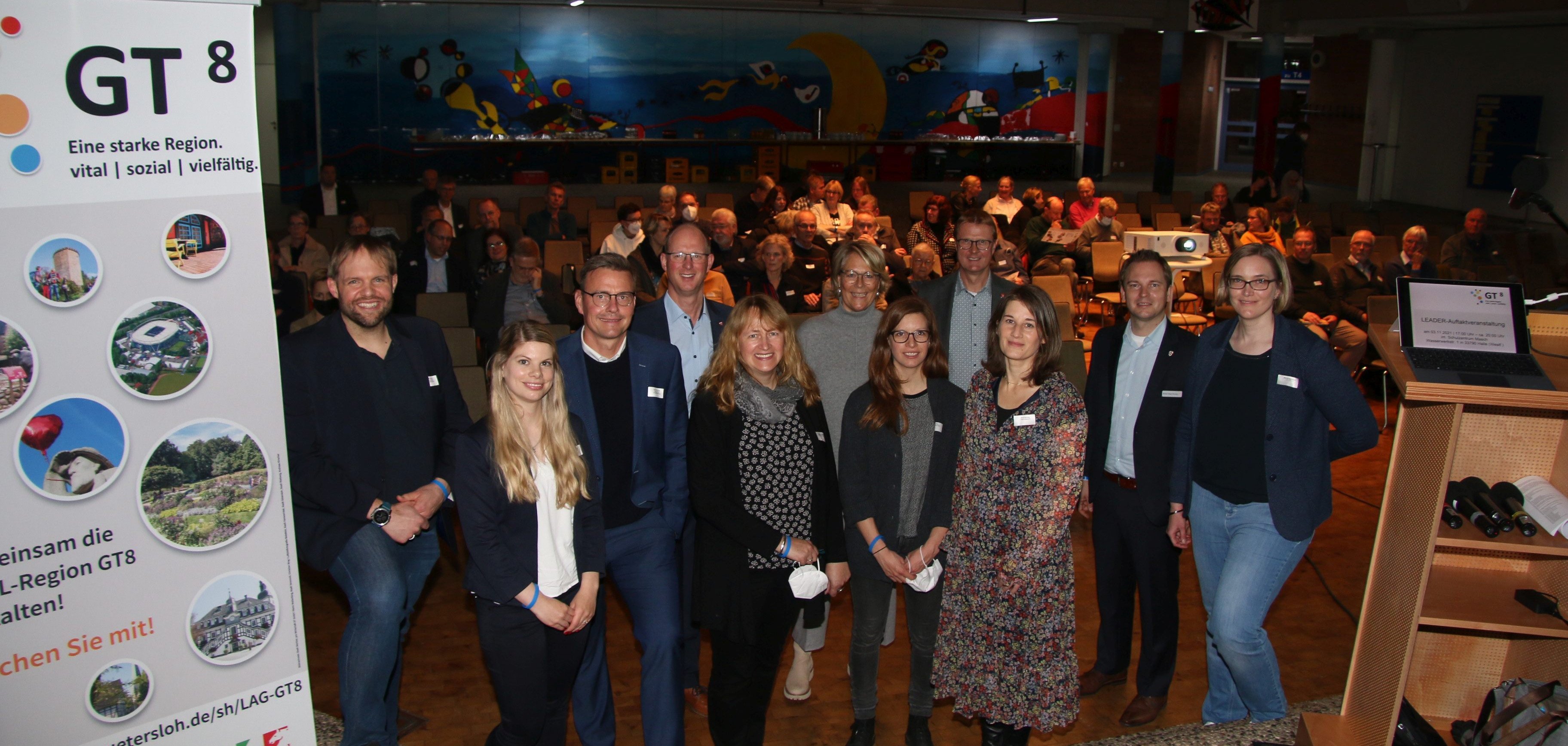 Start der LEADER-Projektphase im Forum des Schulzentrums Masch in Halle/Westf. (v.l.): Veith Lemmen (Bürgermeister Werther/Westf.), Nadine van Waasen (Jung Stadtkonzepte), Andreas Sunder (Bürgermeister Rietberg), Thomas Tappe (Bürgermeister Halle/Westf.), Agnes Carstens (Stadtmarketing Harsewinkel), Susanne Mittag (Bürgermeisterin Langenberg), Anna Kothe (Jung Stadtkonzepte), Dirk Speckmann (Borgholzhausen), Nina Herrling (Stadtbaurätin Gütersloh), Michael Meyer-Hermann (Bürgermeister Versmold) und Mareike Bußkamp (Regionalmanagerin GT8). Start der LEADER-Projektphase im Forum des Schulzentrums Masch in Halle/Westf. (v.l.): Veith Lemmen (Bürgermeister Werther/Westf.), Nadine van Waasen (Jung Stadtkonzepte), Andreas Sunder (Bürgermeister Rietberg), Thomas Tappe (Bürgermeister Halle/Westf.), Agnes Carstens (Stadtmarketing Harsewinkel), Susanne Mittag (Bürgermeisterin Langenberg), Anna Kothe (Jung Stadtkonzepte), Dirk Speckmann (Borgholzhausen), Nina Herrling (Stadtbaurätin Gütersloh), Michael Meyer-Hermann (Bürgermeister Versmold) und Mareike Bußkamp (Regionalmanagerin GT8).